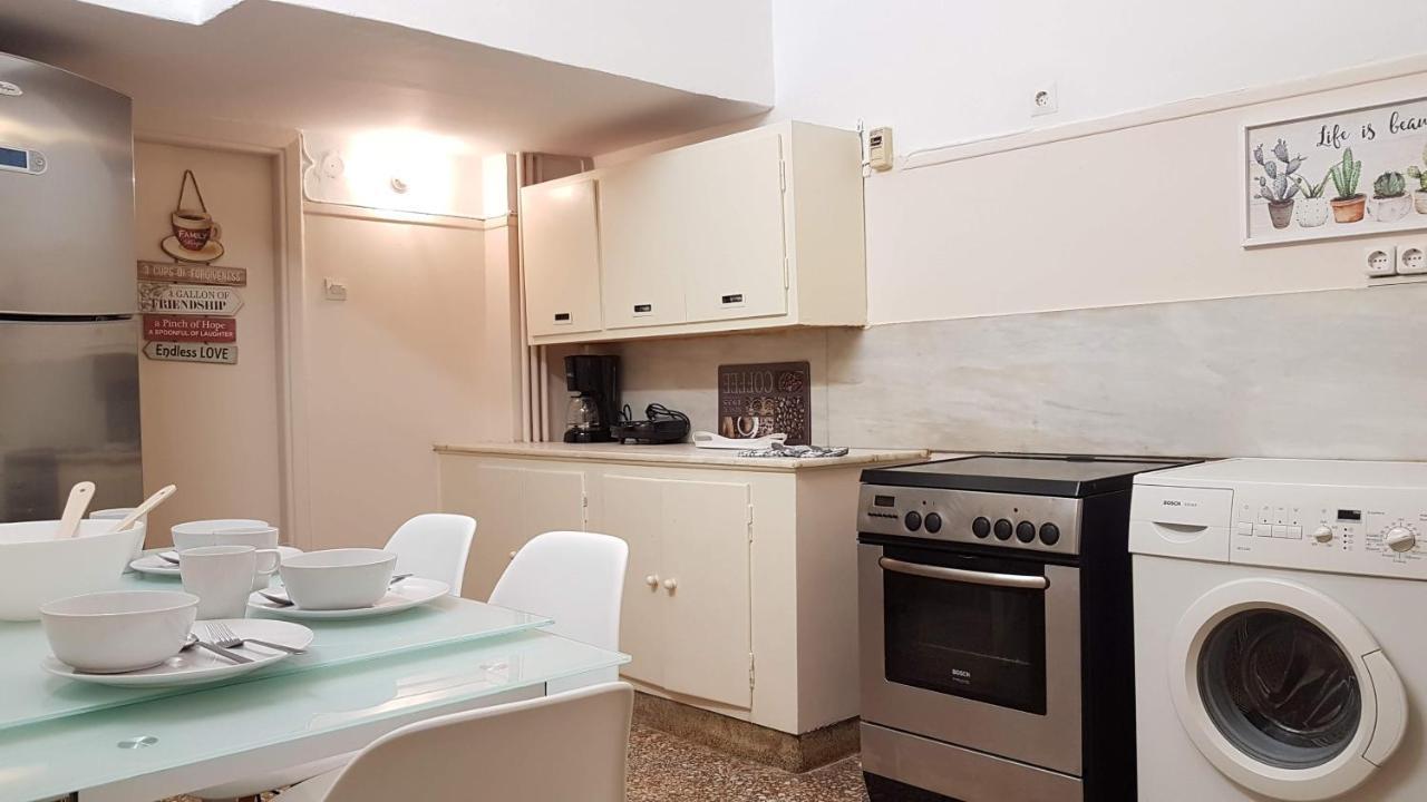 Olive Apartment- Athens Center, 4 Bd, 1.5 Bath Exterior photo